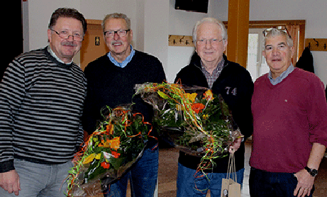 Frank-Lorenz(l)-und-Horst-Ellebracht(r)-danken-Paule-Hauschild-und-Manni-Khne-mit-Blumen